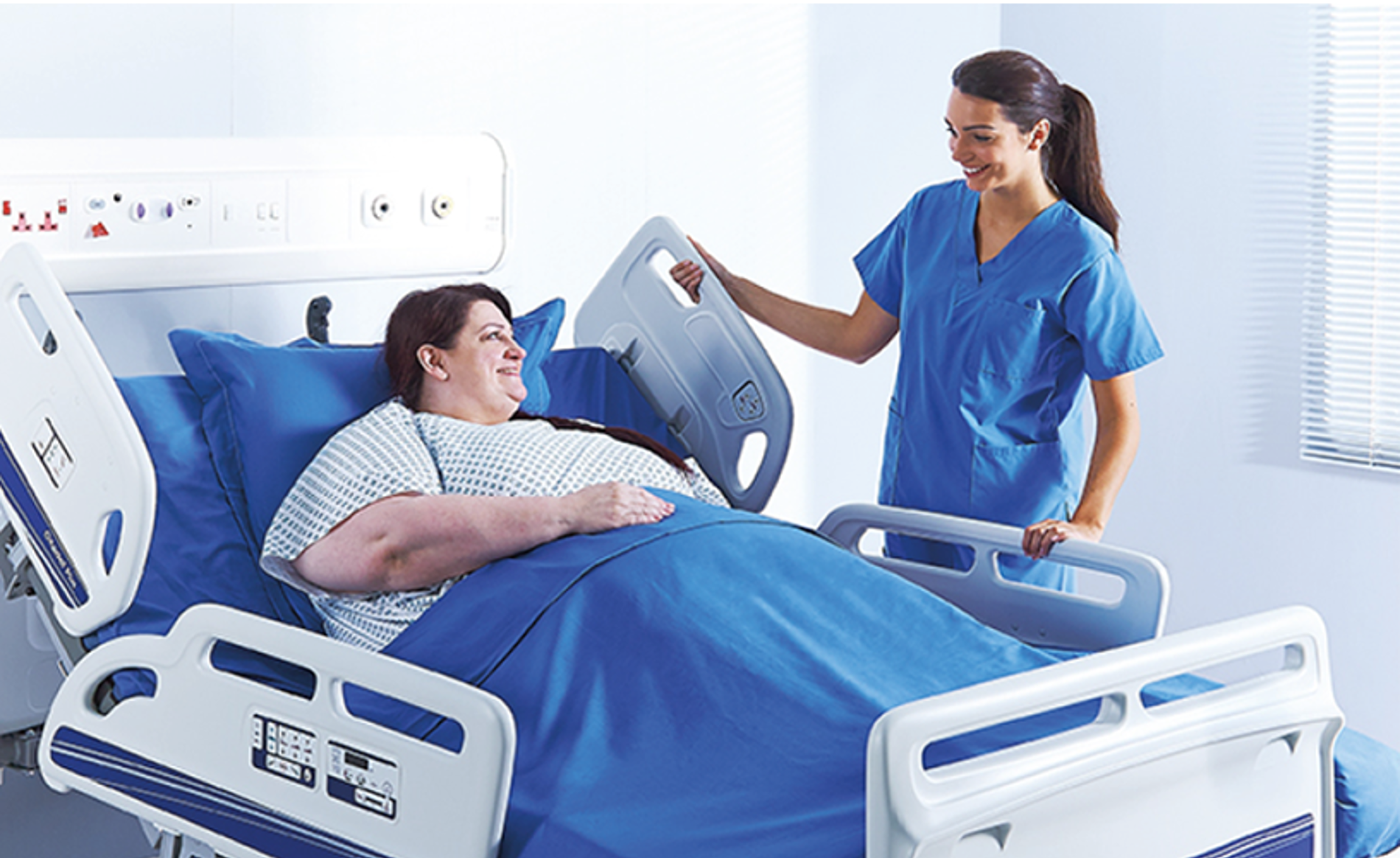 Patient bariatrique dans un lit médicalisé 