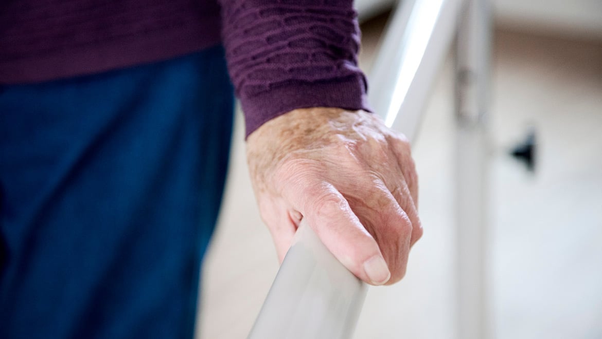 Steh- und Aufrichthilfen werden von Pflegekräften verwendet, um Patienten oder Bewohner zwischen zwei Sitzpositionen zu transferieren, z. B. von der Bettkante in einen Rollstuhl oder vom Rollstuhl in einen Dusch- oder Nachtstuhl.