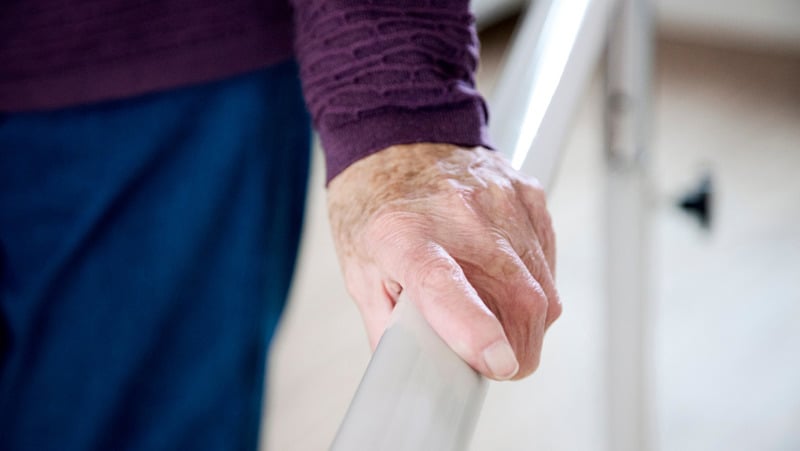 5 things to consider when choosing a sit to stand lift for patient transfers