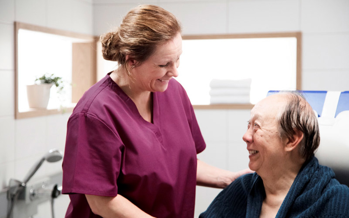 ArjoAU-Nurse-Patient-Shower_800x500.jpg