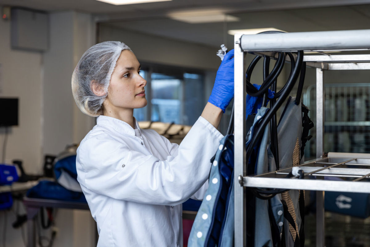 Foto vrouw in cleaning center