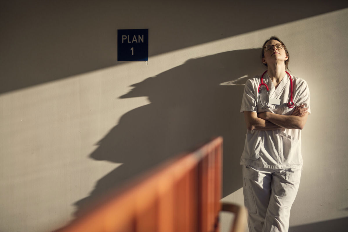 Arjo.Nurse in corridor (2).jpg
