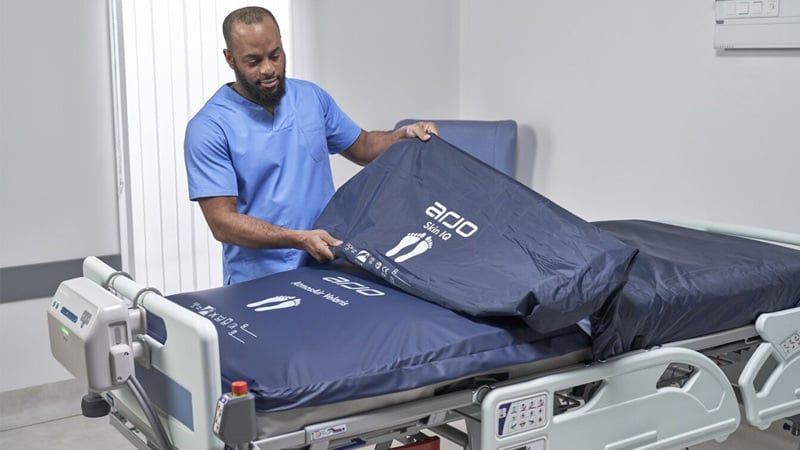 Matelas anti-escarres : Comment utiliser le bon support pour le bon patient ?