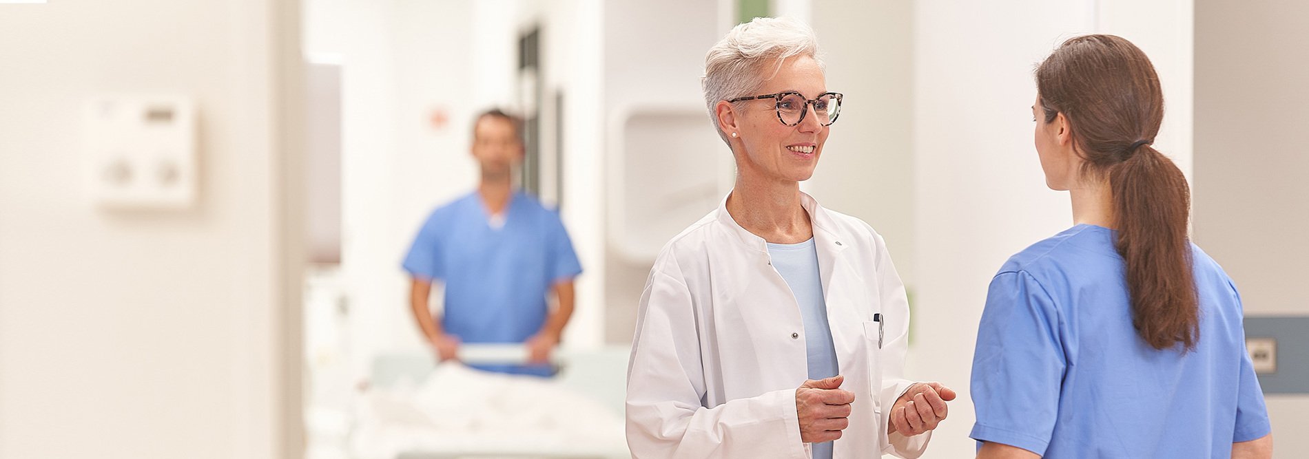 arjo.nurse-and-doctor-discussing-in-corridor.webHdr.jpg