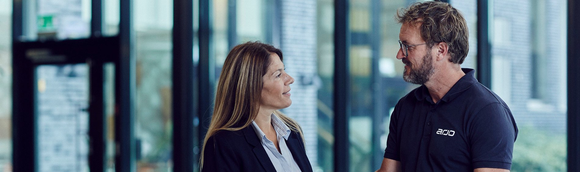 Lucien in discussion with customer (2)