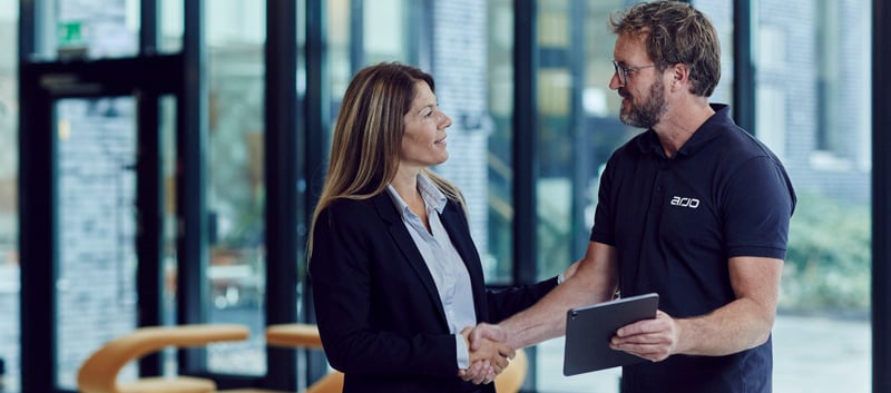 Lucien in discussion with customer (2)