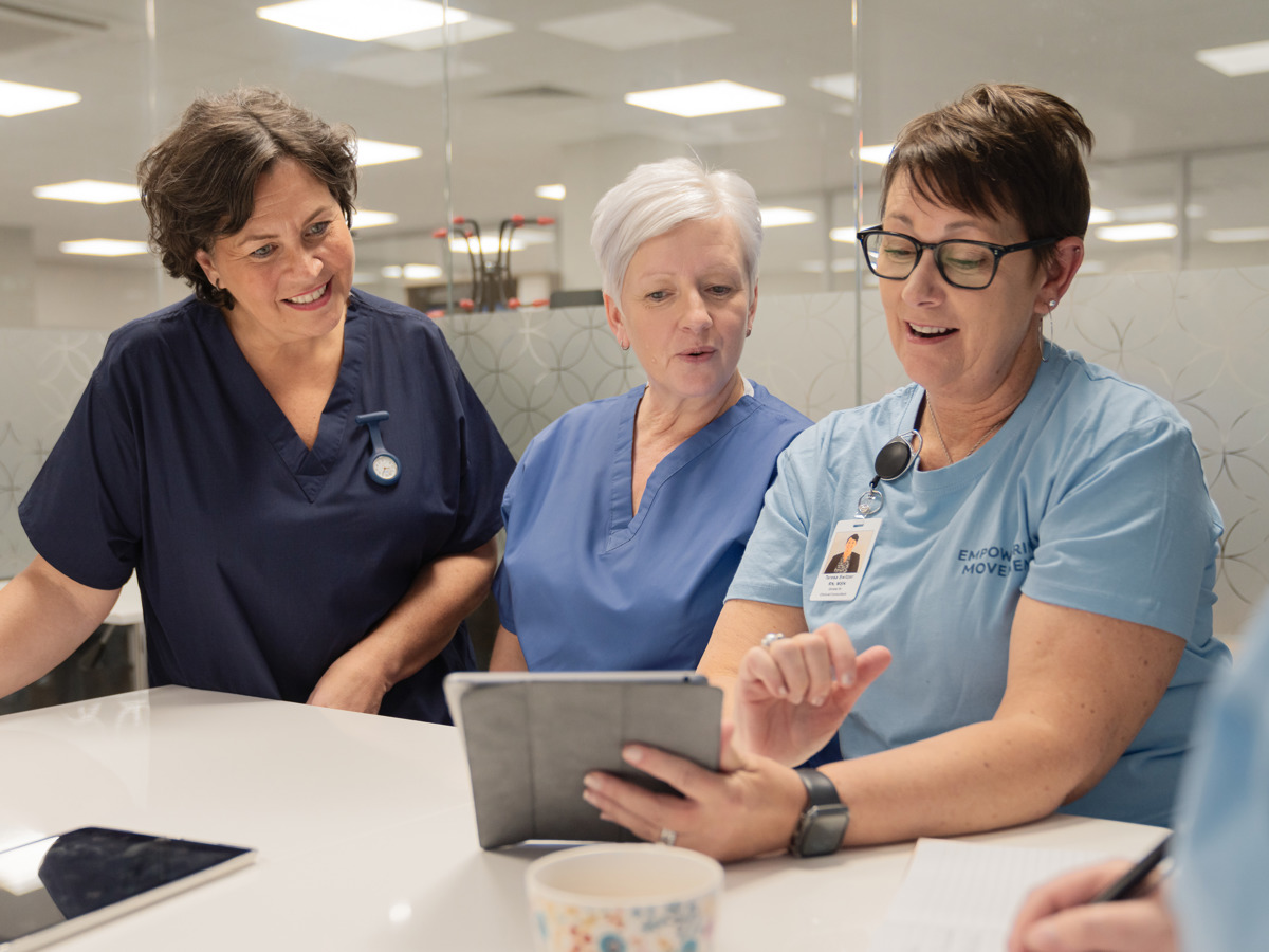 Arjo MOVE team in meeting (2)