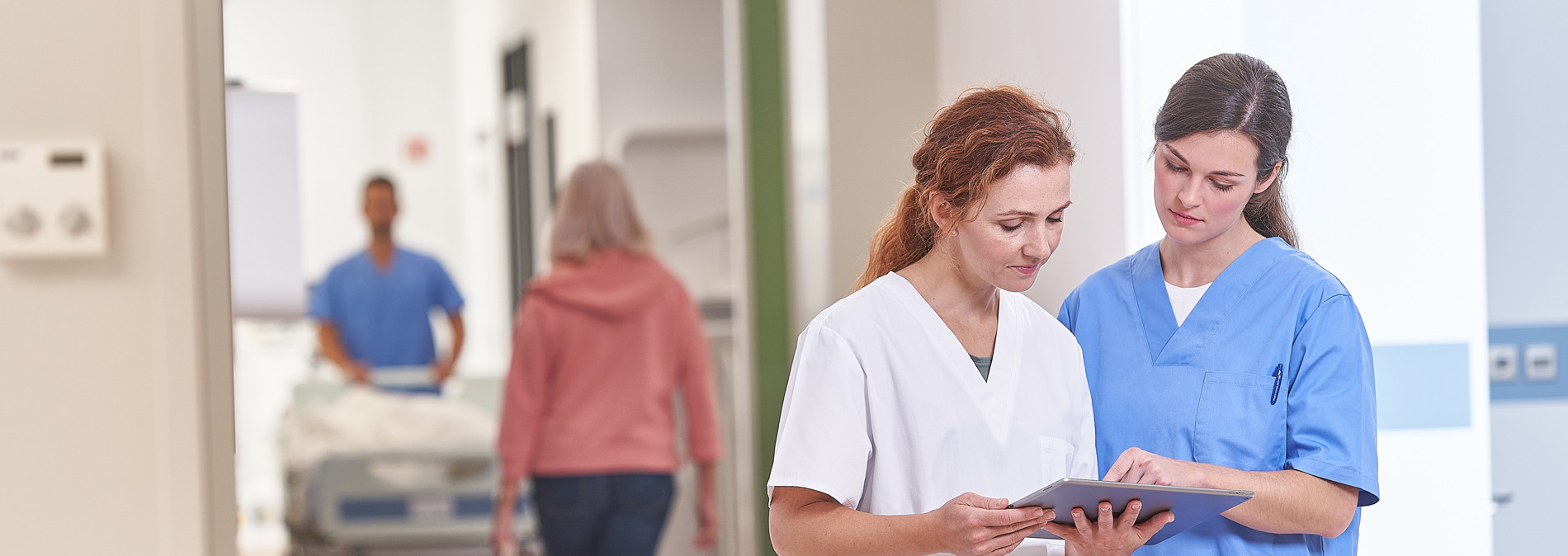 nurses discussing in corridor (6)