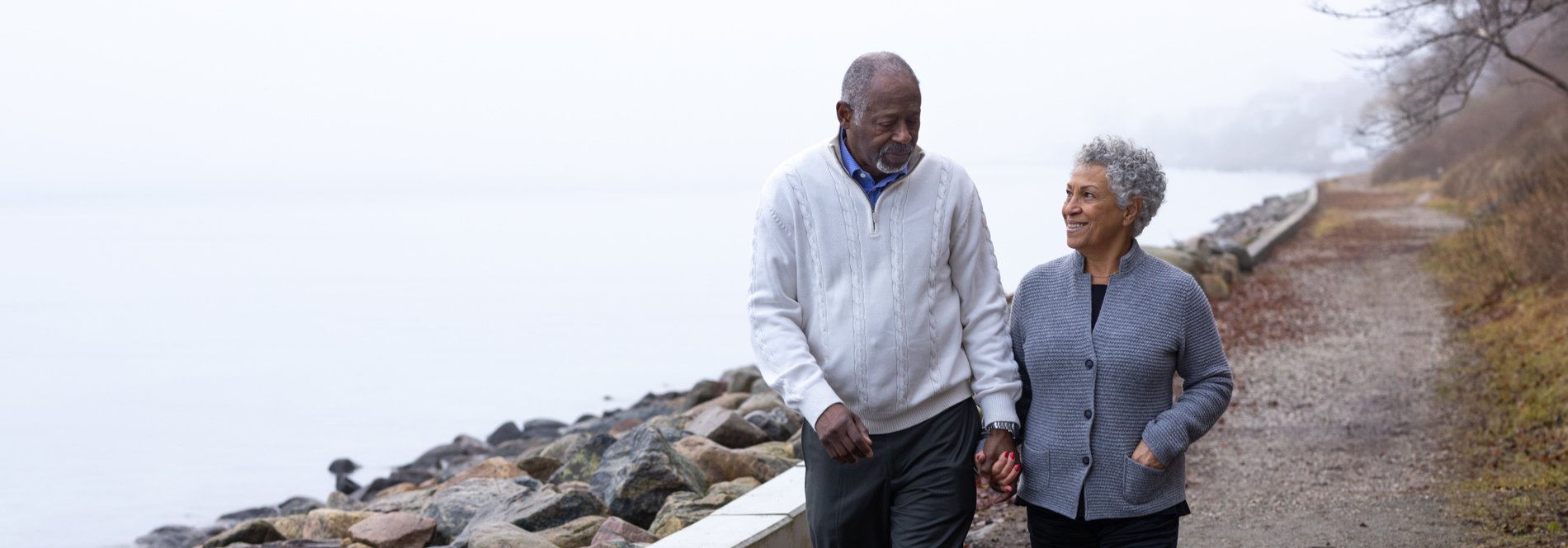 senior couple by the beach (14)