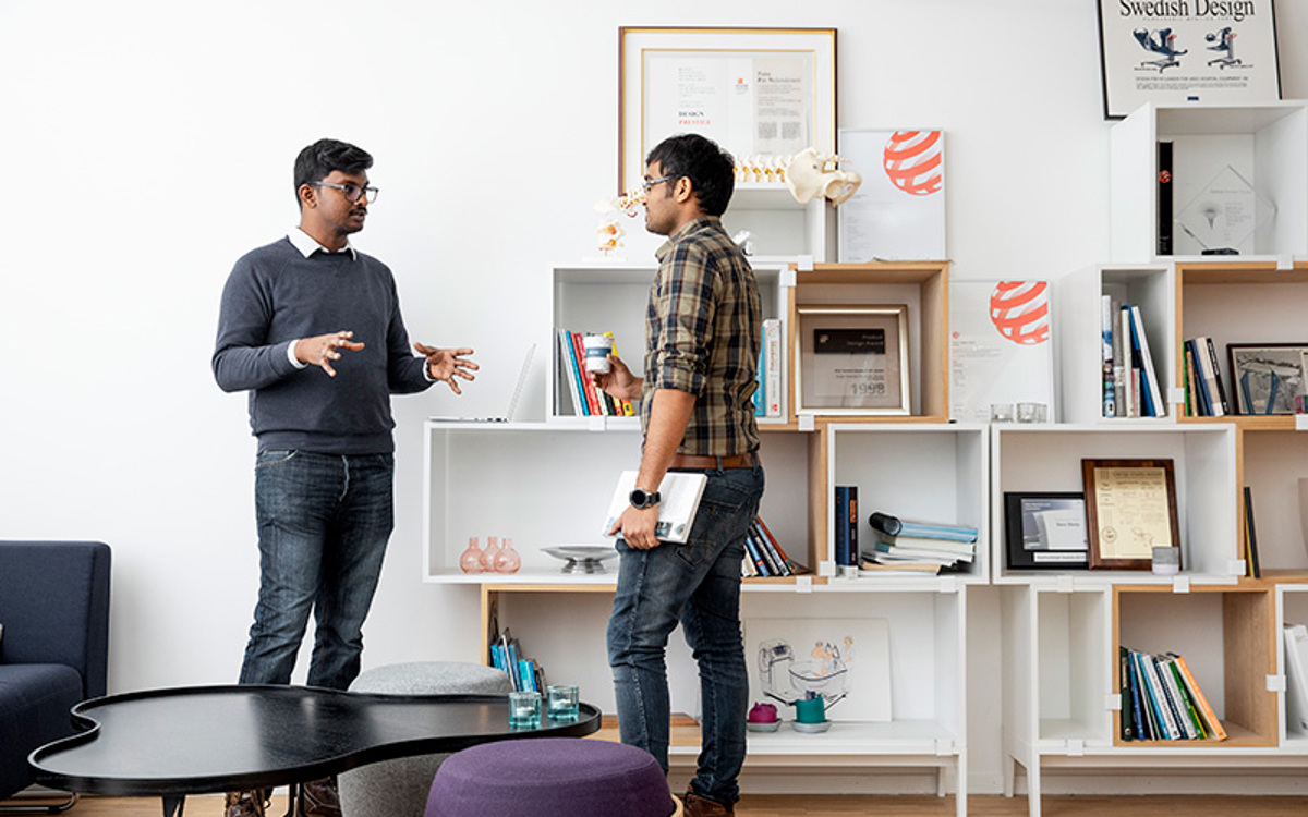 Arjo-two-guys-having-a-conversation-800x500px.jpg