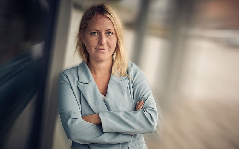 Au sein d’Arjo depuis douze ans, Matilda Levin a véritablement évolué aux côtés de l’entreprise. À travers différents postes, elle a toujours trouvé de nouvelles possibilités d’épanouissement. Aujourd’hui, elle travaille au sein du service Communication interne et Projets, où elle joue un rôle central pour faire avancer l’organisation.