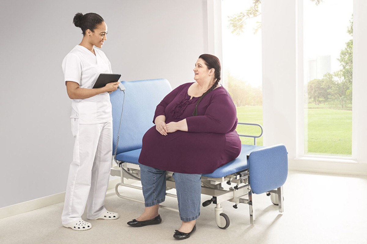 Bariatrie-Patientin im Gespräch mit Pflegerin 