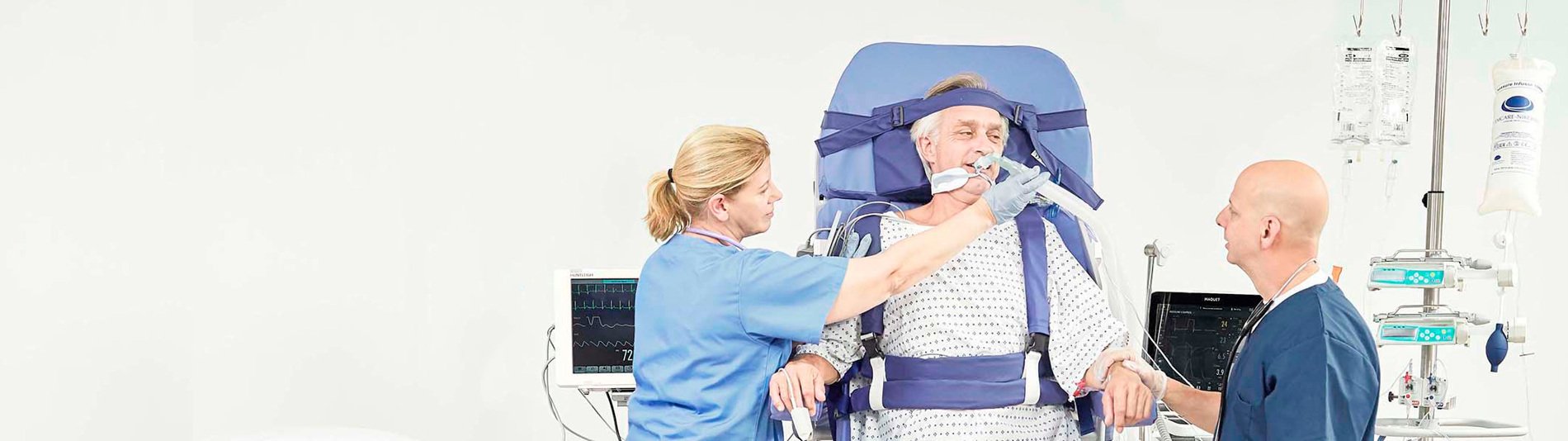 Pfleger mit Patient in Arjo Total Lift Bed