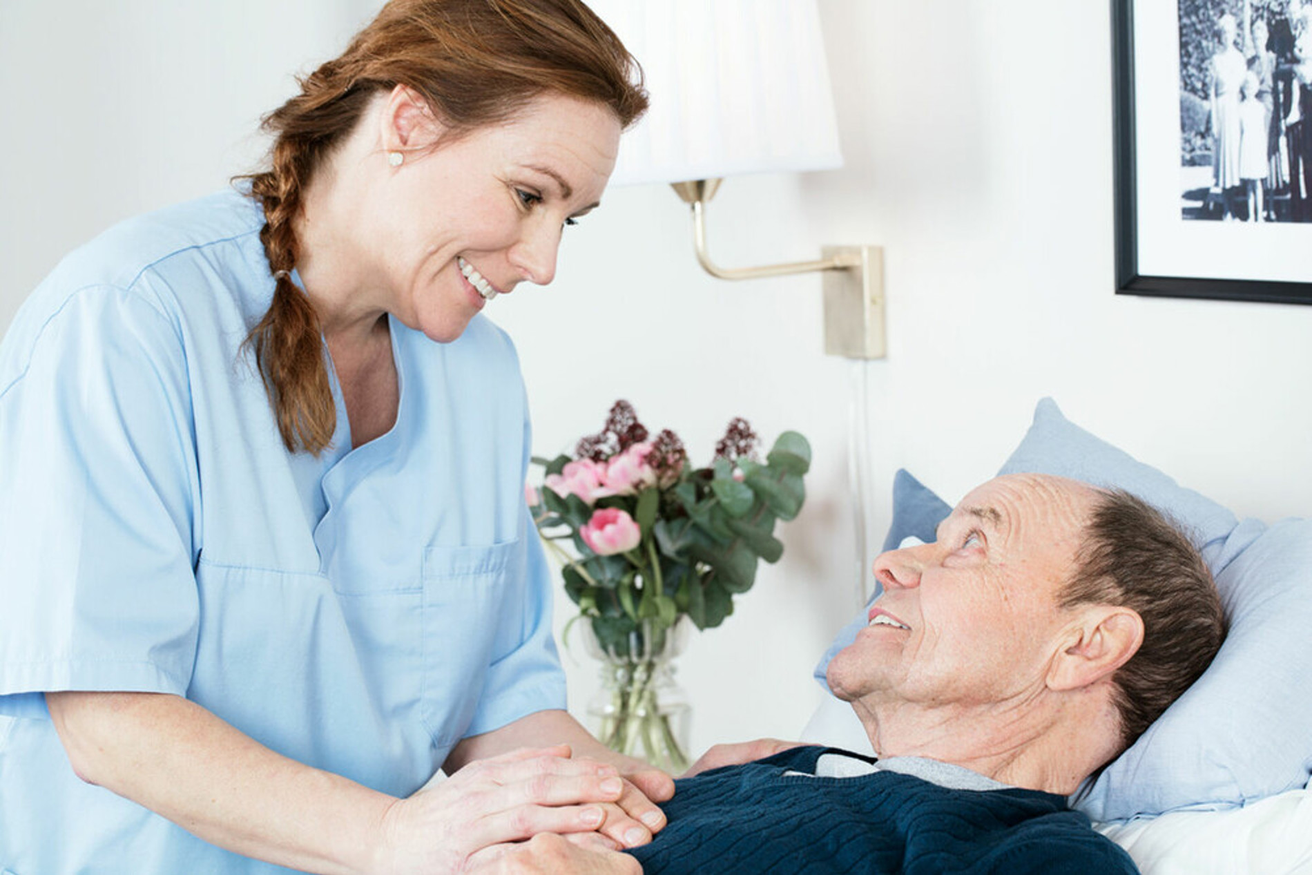 arjo.caregiver-and-male-resident-in-care-situation(2).jpg