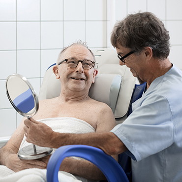 Ausreichend Raum für die optimale Verwendung der geeigneten Hilfsmittel ermöglicht eine sichere und komfortable begleitete hygienische Versorgung, die von einer einzelnen Pflegekraft durchgeführt werden könnte. 